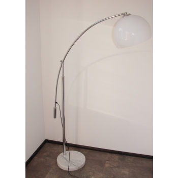 lampa stojąca z marmurową podstawą